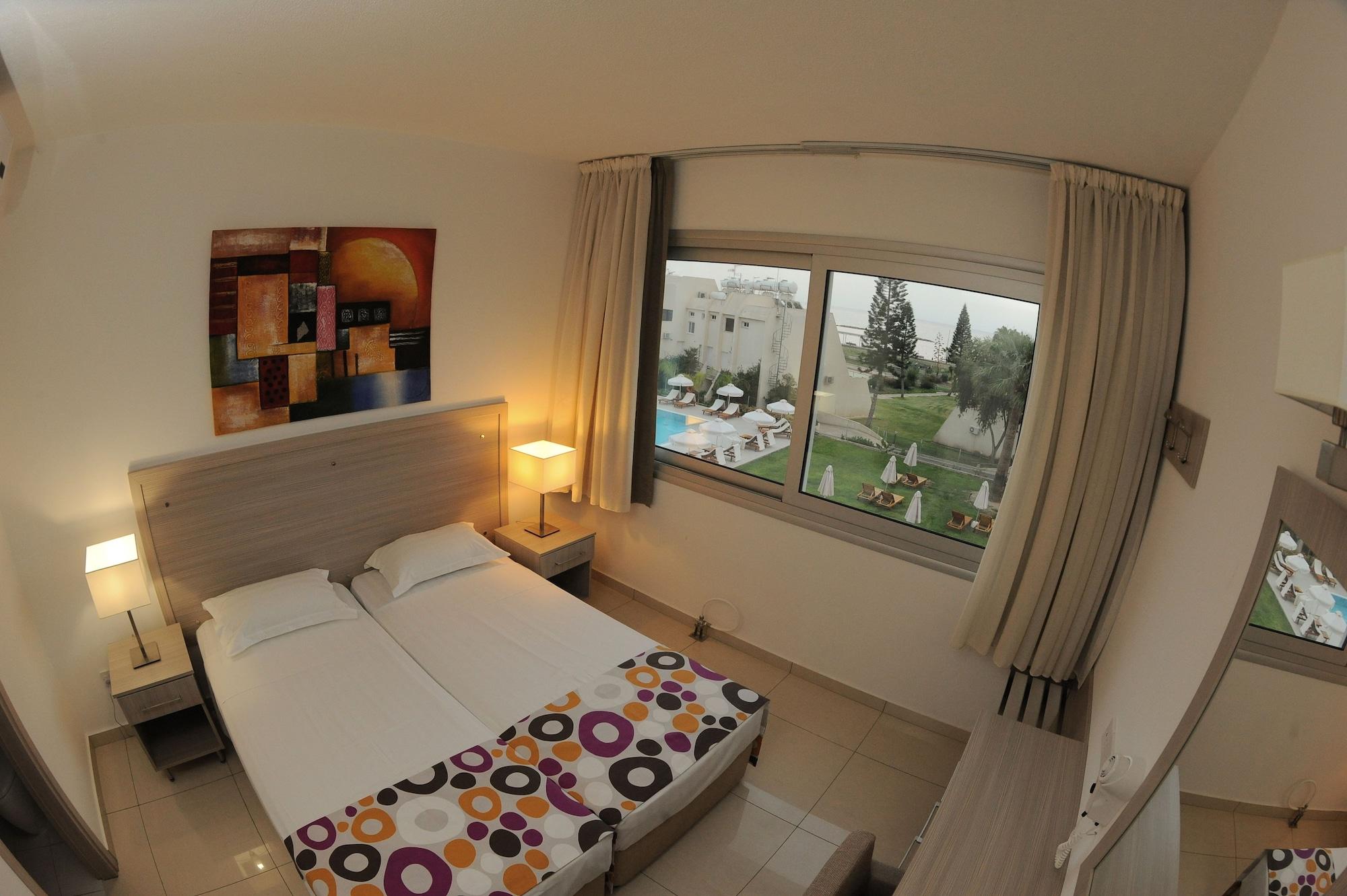 Frixos Suites Hotel Apartments Ларнака Экстерьер фото
