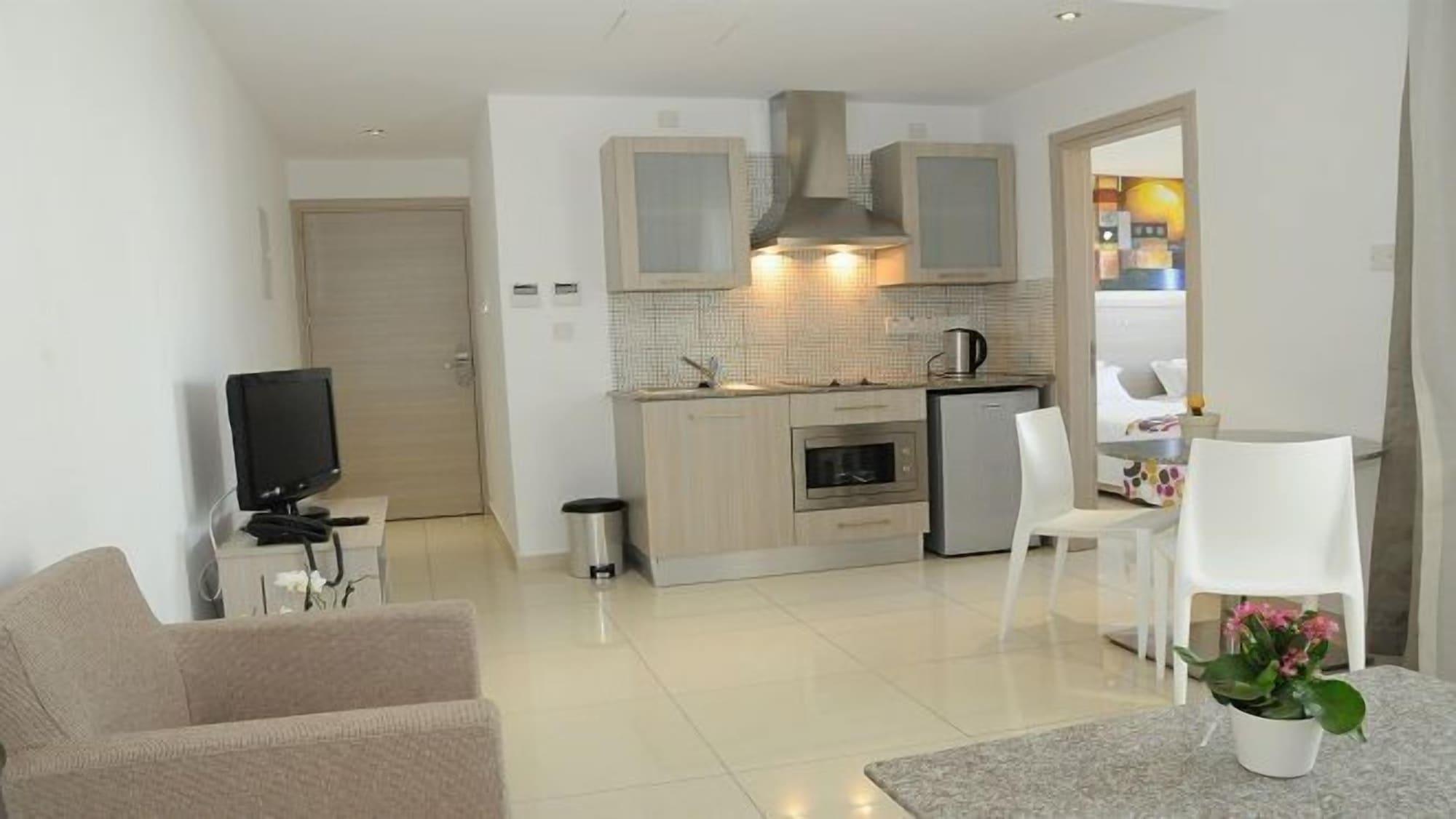 Frixos Suites Hotel Apartments Ларнака Экстерьер фото