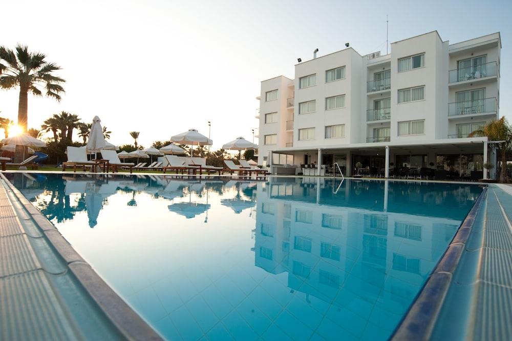 Frixos Suites Hotel Apartments Ларнака Экстерьер фото